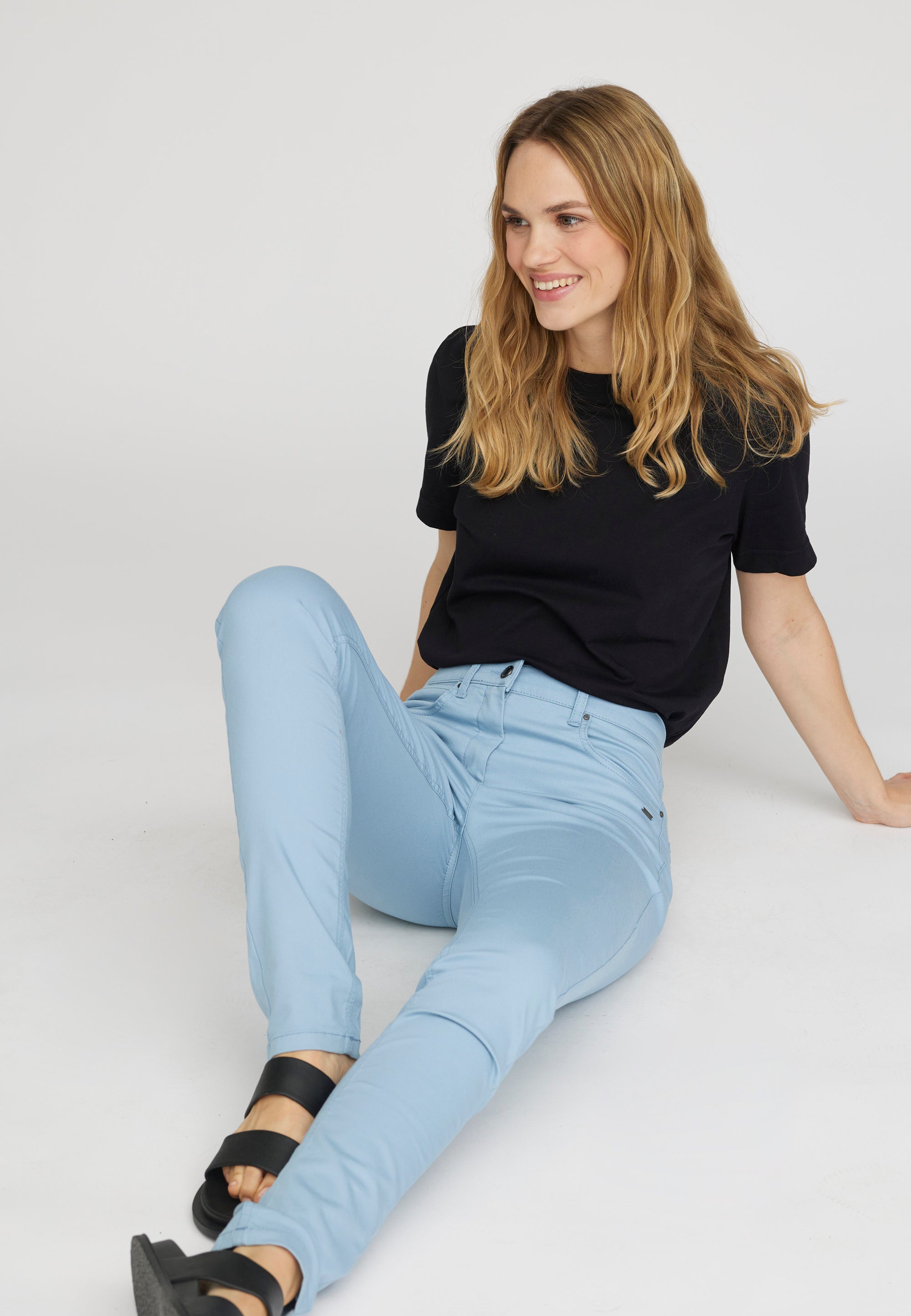LAURIE  Laura Slim - Medium Length Trousers SLIM Verblasste blaue